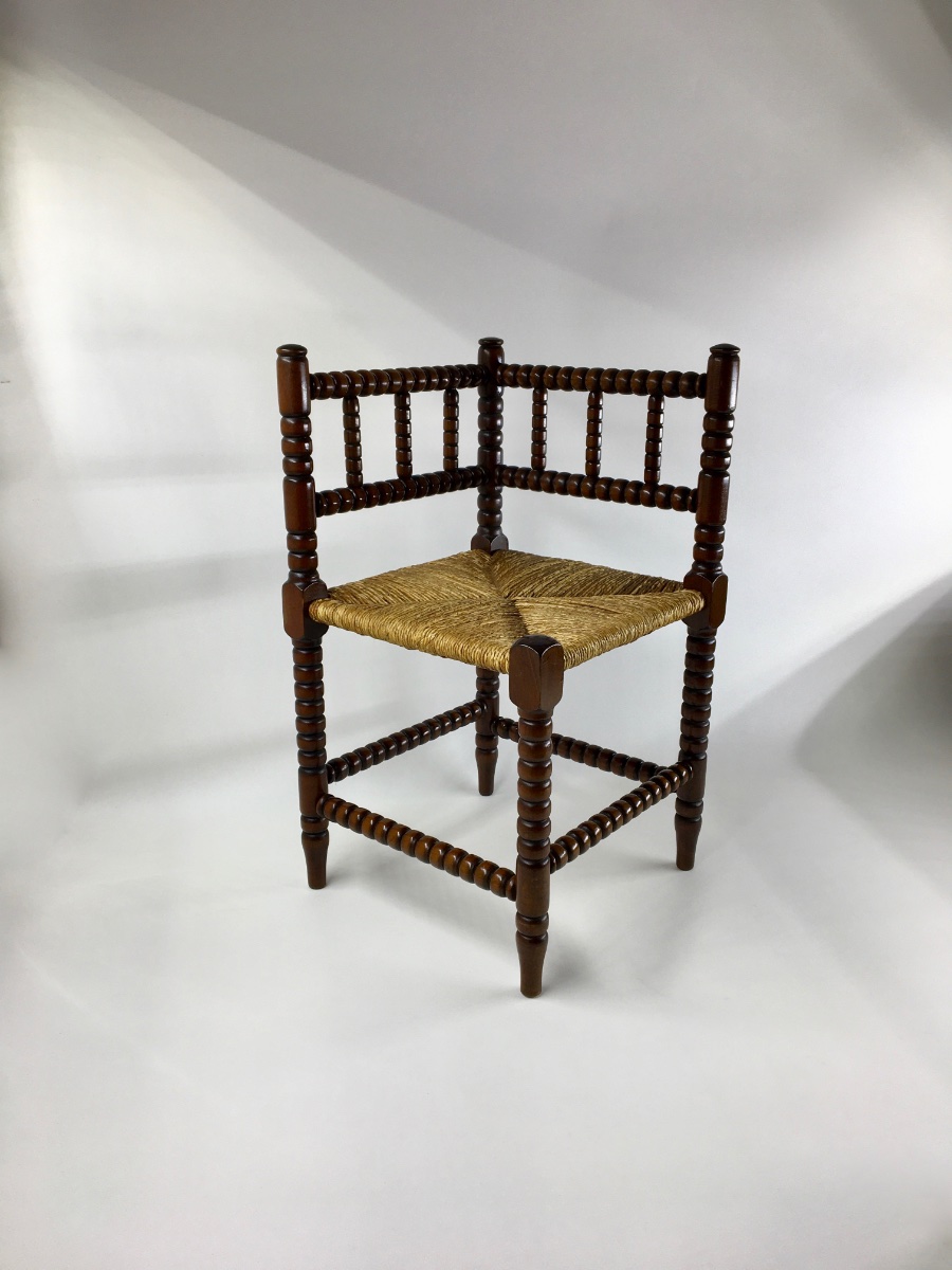 Corner outlet bobbin chair