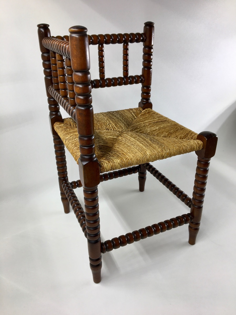 Corner store bobbin chair
