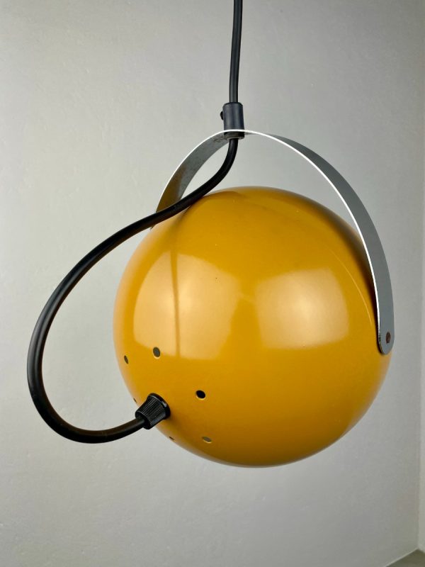 echtvintage echt Vintage 1970s eyeball hanging lamp - Space age Herda lighting - modern yellow metal chrome - Dutch design