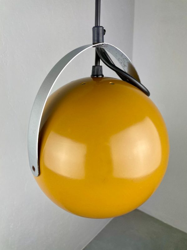 echtvintage echt Vintage 1970s eyeball hanging lamp - Space age Herda lighting - modern yellow metal chrome - Dutch design