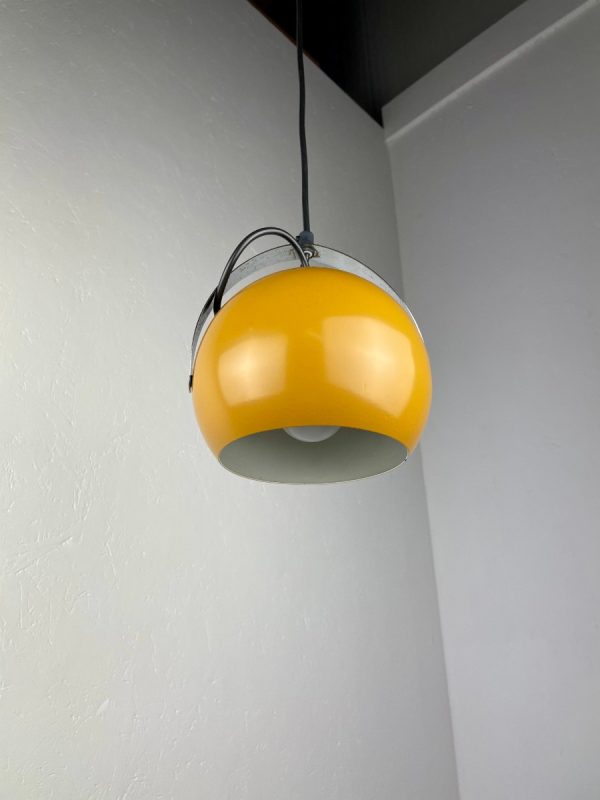 echtvintage echt Vintage 1970s eyeball hanging lamp - Space age Herda lighting - modern yellow metal chrome - Dutch design