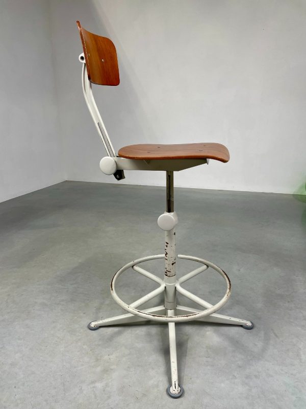 echt Vintage 70s workshop chair designed by Friso Kramer - Ahrend de Cirkel - metal plywood Dutch design stool echtvintage