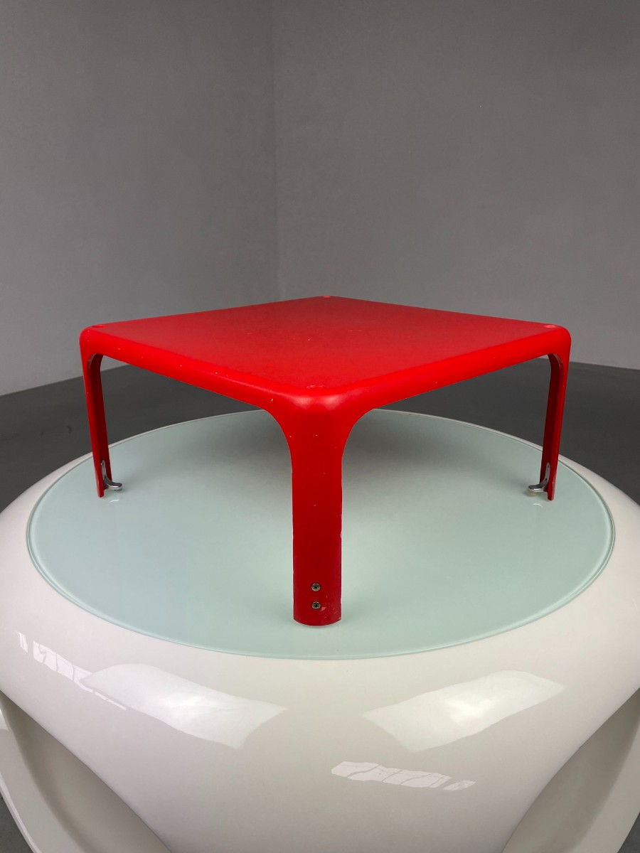 Rare red fiberglass reinforced polyester table - Vico Magistretti Demetrio 45 side table for Artemide – iconic modern 60s design echt vintage