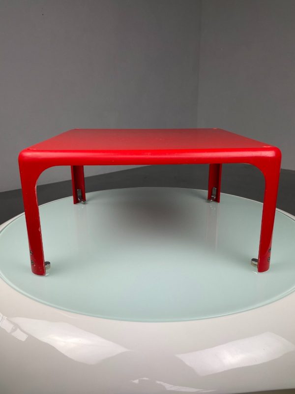 Rare red fiberglass reinforced polyester table - Vico Magistretti Demetrio 45 side table for Artemide – iconic modern 60s design echt vintage